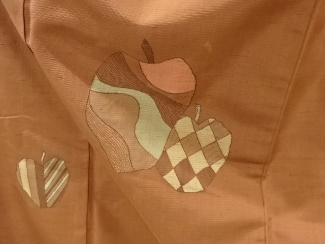 アンティーク　林檎に幾何学模様織り出し一つ紋手織り節紬着物